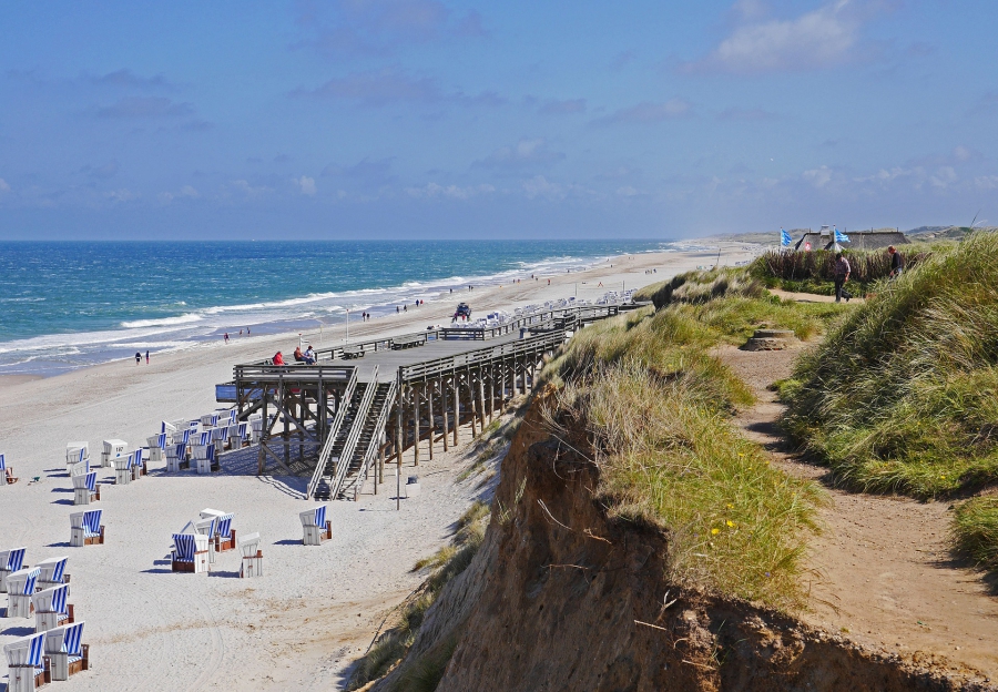 sylt plaz s tradicnymi prutenymi lavicami